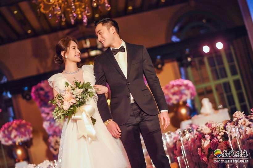 钟欣潼(阿娇)婚礼现场照：白色低胸婚纱艳光四射，与Michael挽手超恩爱