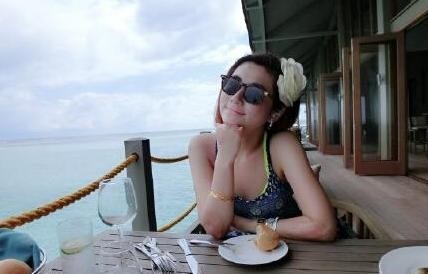 任家萱Selina晒出度假照片：身穿比基尼，戴花少女气息十足，景美人更美