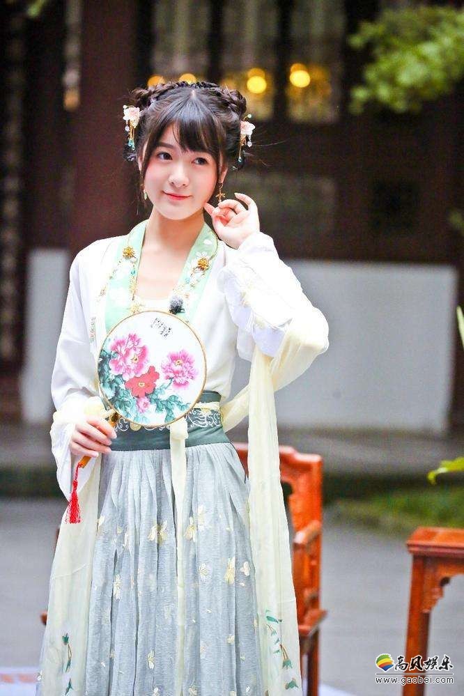 徐娇送上久违四连拍：她穿着汉服，梳着精美的发型，温婉可人，颜值在线