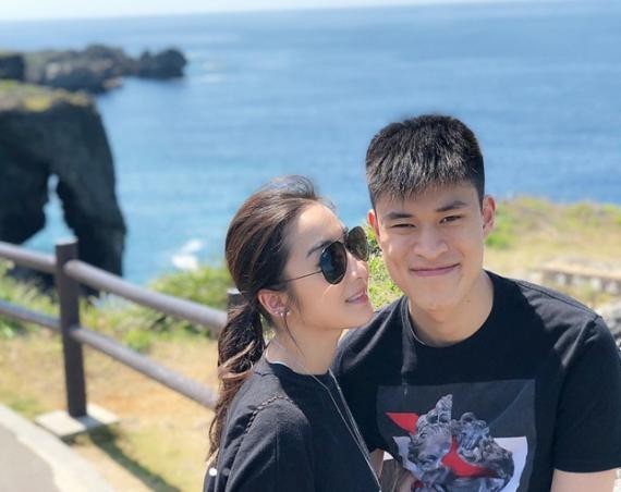 梁家辉小女儿梁静禧放出和男友热吻定情照片：两人甜蜜亲吻，十分的浪漫