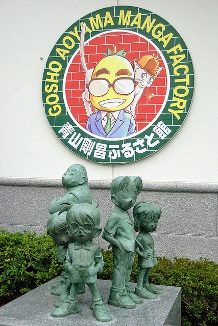 《名侦探柯南》作者青山刚昌故里“柯南小镇”新建小兰、阿笠博士雕像