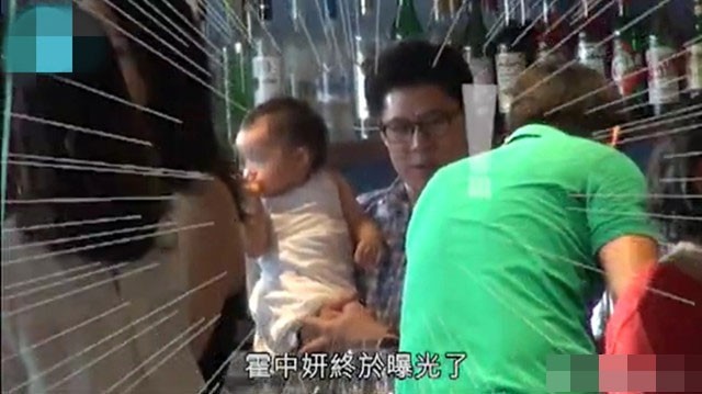 媒体拍到霍启刚一家四口浅水湾参加生日派对：二胎女儿霍中妍首度曝光
