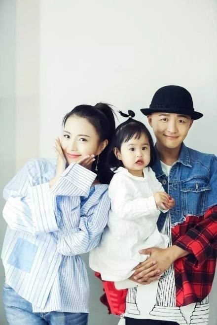 包贝尔在微博上晒出了一家三口合影：表白女儿饺子“早安我的白雪公主”