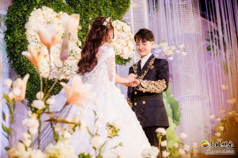《家有儿女》饰演键盘的盛冠森举行婚礼：现场为妻子演唱自己创作歌曲