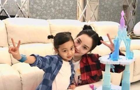 李小璐带着女儿甜馨到公园游玩：甜馨穿着公主裙跟在妈妈身边，乖巧可爱