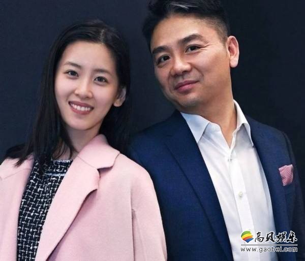 刘强东进行演讲：妻子章泽天在一旁驻足欣赏，还不时露出赞赏甜美的笑容