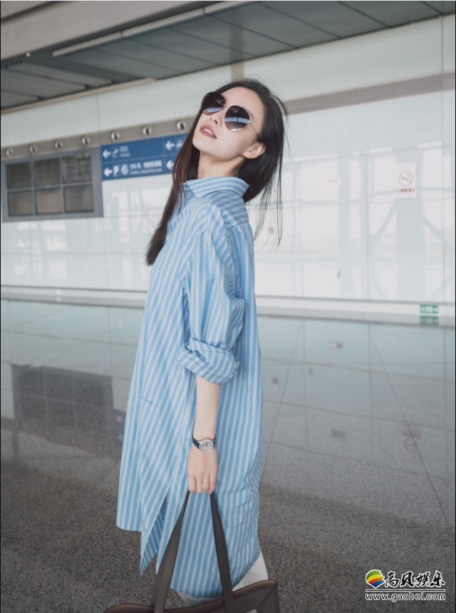 倪妮前往法国阿尔勒：身着浅色蓝白条纹长衬衫，搭配白色小脚裤现身机场