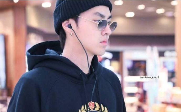 吴亦凡从洛杉矶回国亮相机场：简单随性的卫衣黑帽墨镜，走路仿佛T台秀