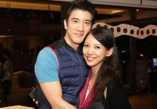 王力宏妻子李靓蕾晒出照片：王力宏与李靓蕾尽情享受二人时光！同框自拍