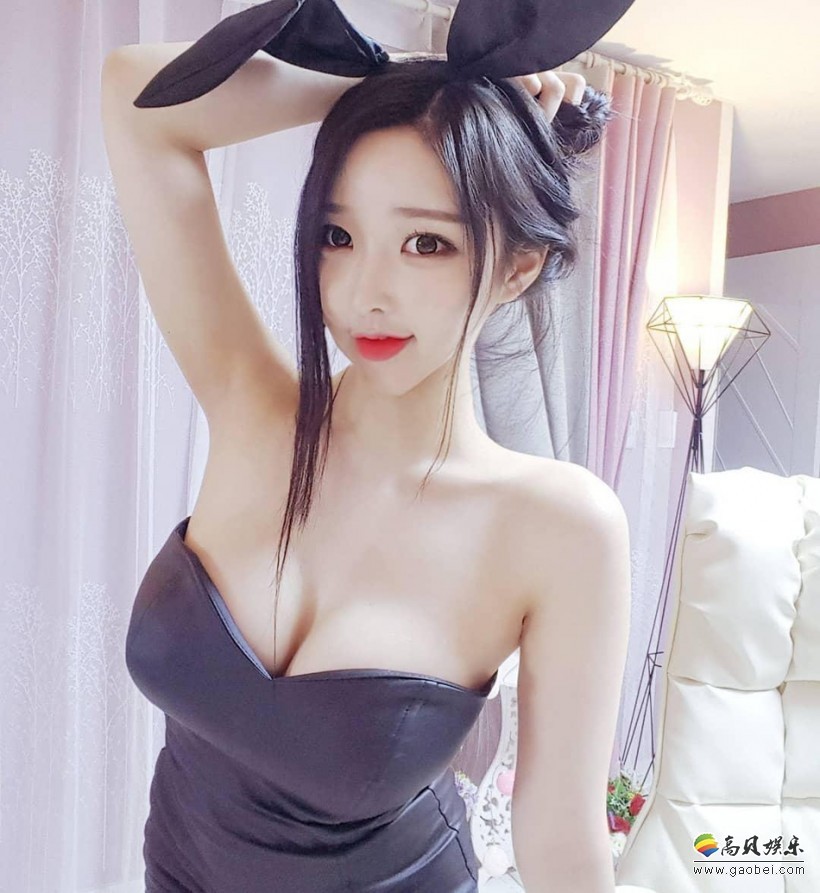 韩国人气女主播Lobelia化身兔女郎：皮肤白皙身材傲人，分享自拍性感照