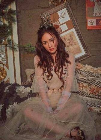 陈乔恩微博晒出了一组美图：长发微卷，慵懒魅惑，眼神勾人，女神范十足