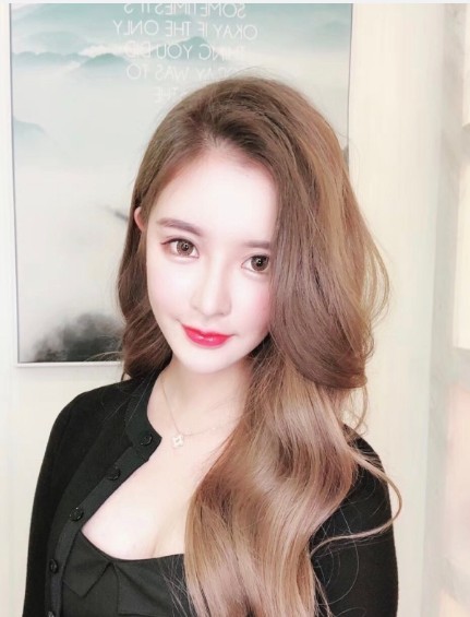 网友上海街头偶遇王思聪紧搂美女：美女穿短裤露出美腿！是网红小锐雯