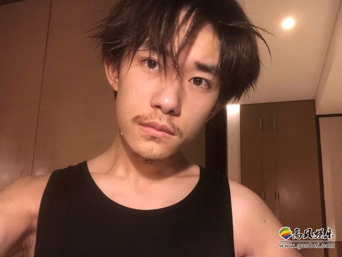 易烊千玺曝光蓄须照：照片中千玺头发凌乱，脸上留着胡子显得成熟许多