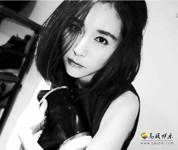 王子文晒出最新黑白写真照：留着标志性的短发，侧对着镜头，故事感十足