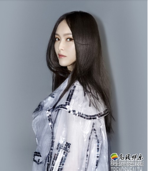 唐嫣最新封面大片：长发披肩面对镜头摆出冷酷Pose！霸气妆容，诠释酷帅