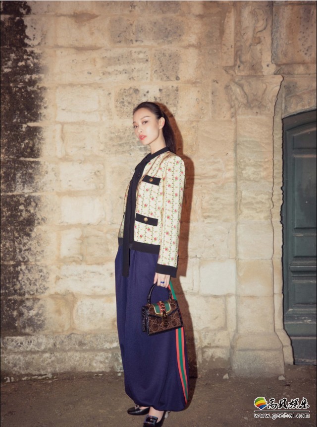 倪妮受邀出席某品牌2019早春系列时装秀：身着该品牌最新复古风系列女装