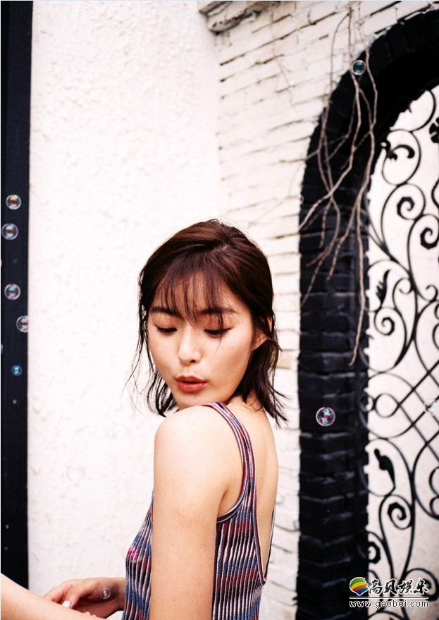 乔璇微博晒美照庆生：编了一首乔式儿歌，自称“舒克乔”祝自己生日快乐