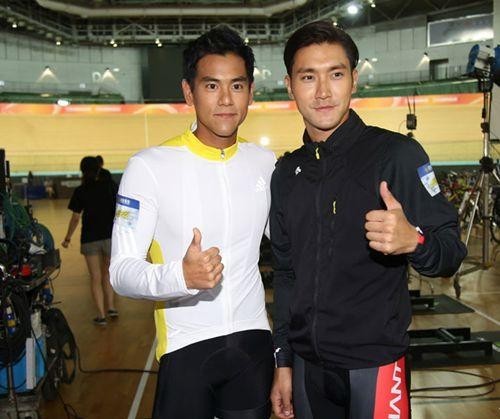 崔始源晒出与彭于晏首尔合影照：崔始源和彭于晏齐握紧拳头，笑容很灿烂