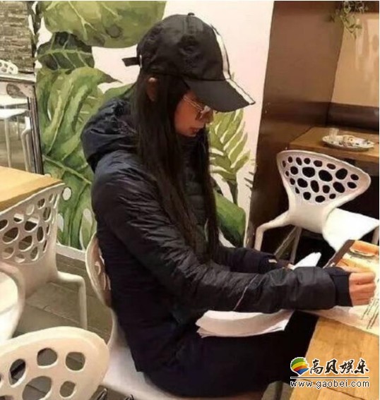 网友在新西兰奥克兰餐厅偶遇刘亦菲：她头戴黑色棒球帽，身穿黑色羽绒服
