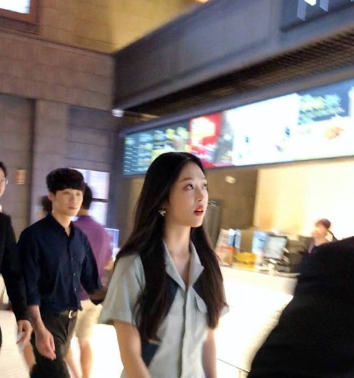 网友整理一组崔雪莉饭拍未经PS照片：肤白如雪，正面和侧颜的颜值不打折