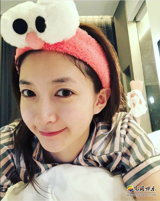 江疏影社交媒体晒照：头戴毛绒卡通发带素颜同框出镜！双下巴“很可爱”