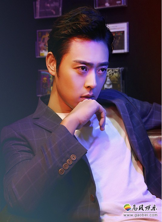 张桐参加某活动西装造型图：身材挺拔，优雅绅士风十足！散发着熟男魅力