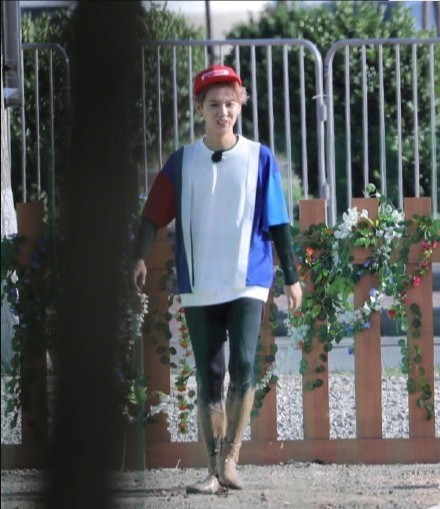 《奔跑吧》在天津录制：鹿晗身穿黑色西装皮鞋，挎着菜篮子，画面喜感