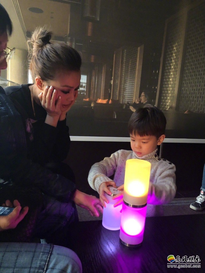 霍汶希晒出容祖儿和嗯哼录节目花絮照：容祖儿目光始终在嗯哼身上流连