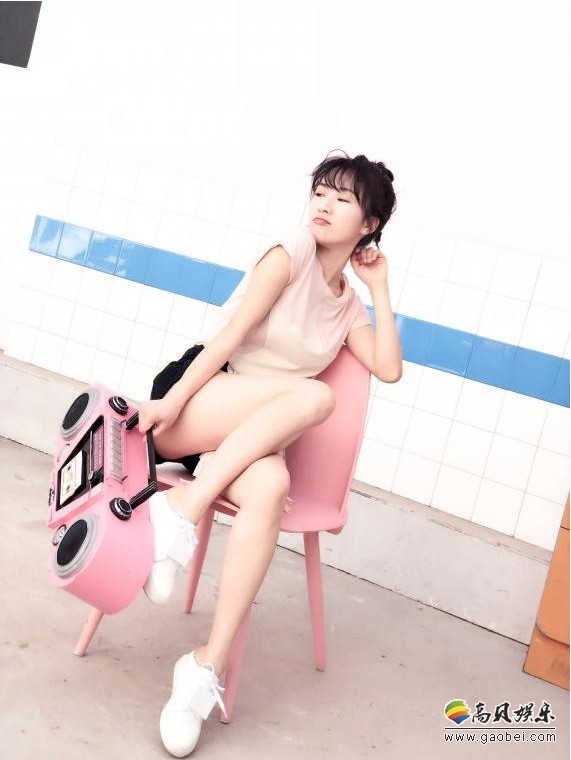 李念最新儿童节写真照：清新又俏皮，抱着顽皮粉红豹的样子更是古灵精怪