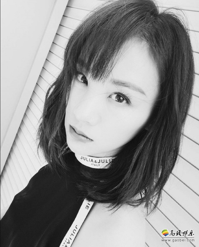 章龄之微博晒出儿时旧照：身着浅色小白裙，坐在儿童玩具上笑的十分可爱
