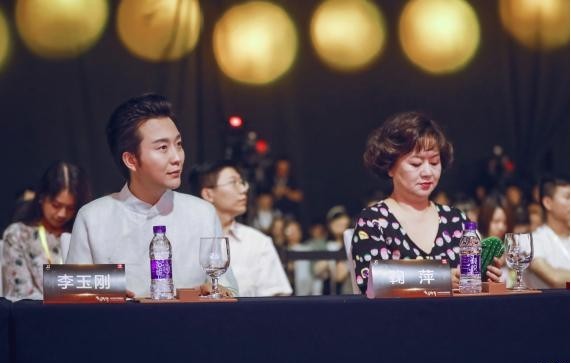 第二届文学奖《领阅不凡世界》颁奖仪式：李玉刚致敬莫言获题字留念