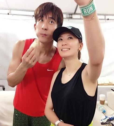 贾静雯登上亲子节目烤肉意外遭器具烫伤：修杰楷瞬间变脸、生气又心疼