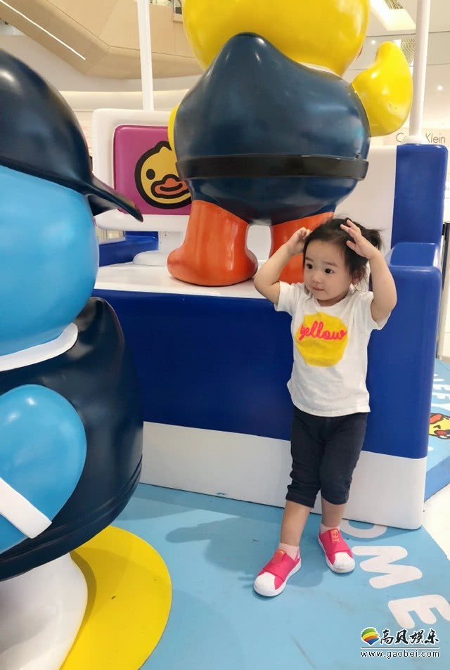 董璇女儿小酒窝游乐场玩耍近照曝光：大眼睛灵动有神。小酒窝长相甜美