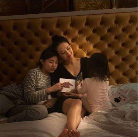 六一儿童节章子怡晒出两个女儿同框照：醒醒和小苹果甜搂互吻温馨有爱
