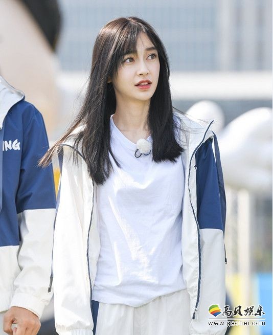 《奔跑吧》Angelababy黑发披肩身穿运动风格白色球衣：宛如漫画少女