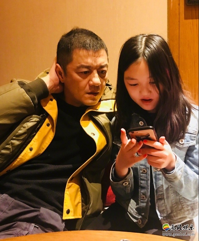 李亚鹏晒出十二岁女儿李嫣近照：李嫣大力弹钢琴，长发飞扬，非常投入