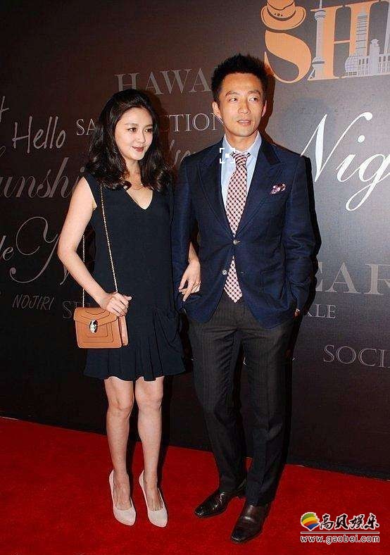 网友分享青龙峡偶遇大S夫妇照片：大S亲密挽着老公出游，二人穿着低调