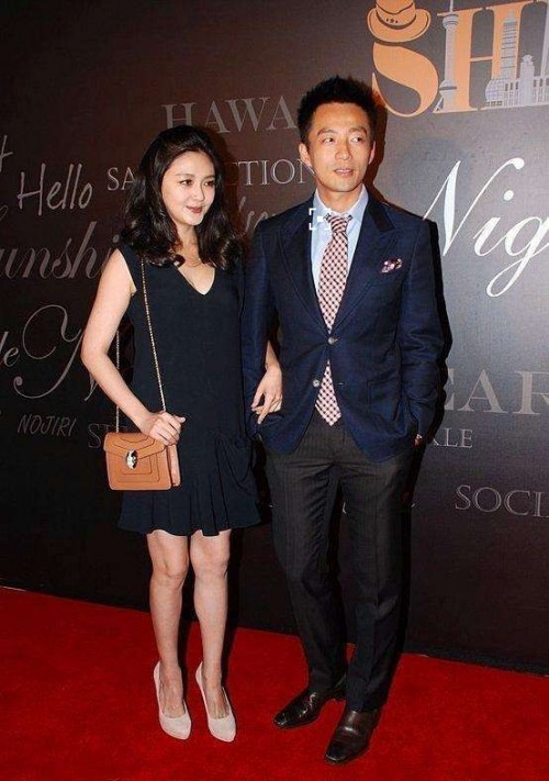 网友分享青龙峡偶遇大s夫妇照片:大s亲密挽着老公出游,二人穿着低调