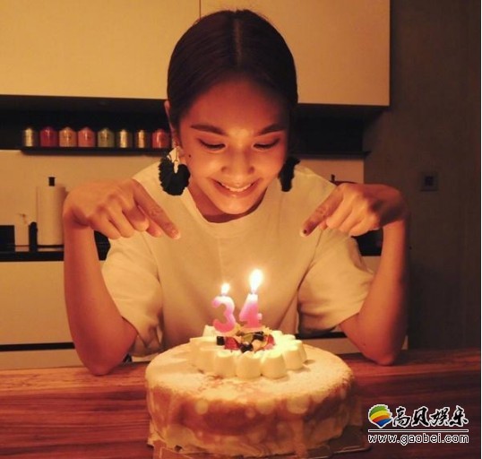 杨丞琳提前为自己34岁庆生：吹蜡烛许愿笑得甜，她姐姐的女儿帮拍美照