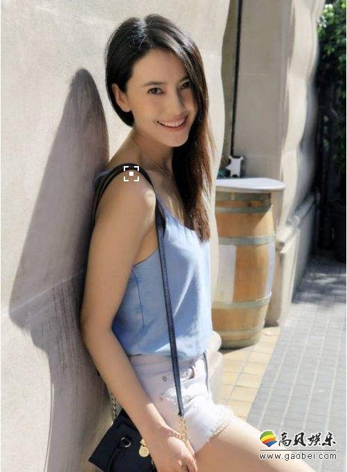 网友晒出高圆圆美照：高圆圆一头长发，身穿吊带裙，露出性感纤细手臂