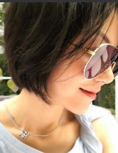 王菲脖子上佩戴熊猫形状项链十分吸睛：这个项链图案出自女儿李嫣之手