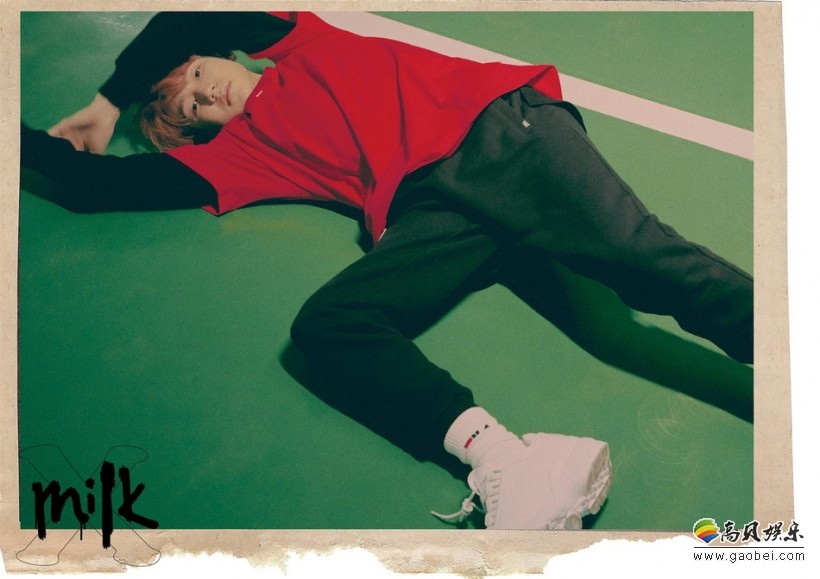 王源时尚杂志大片：色彩明亮服饰复古迷幻色调胶片质感中彰显港式风尚