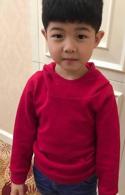 胡可晒出安吉照片：安吉穿着绿白相间横条上衣，一脸慵懒地躺着伸懒腰