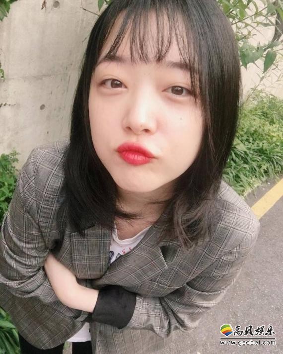 韩国女星崔雪莉晒出自拍：剪了“狗啃”刘海，戳脸颊卖萌，充满少女感