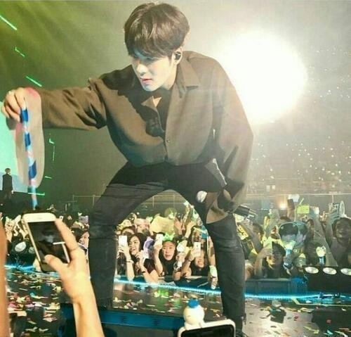 王嘉尔晒出一组照片：照片中王嘉尔与奚梦瑶等好友同框合照，关系融洽