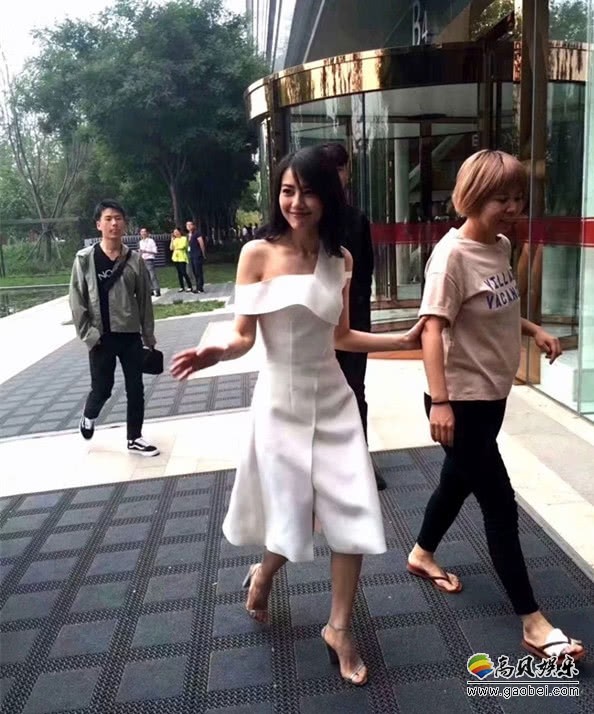 高圆圆身穿白裙现身活动：身材高挑腰肢纤细，路人镜头下的她颜值不减