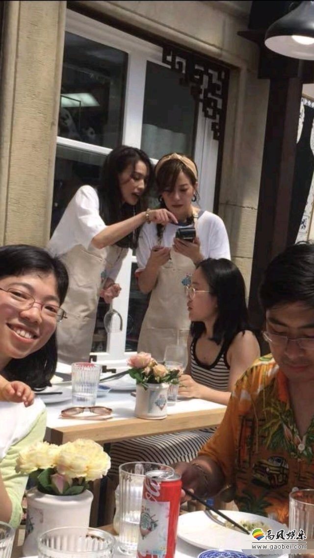 网友曝出赵薇、舒淇路透图：赵薇与舒淇一起为客人点餐，两人颜值在线