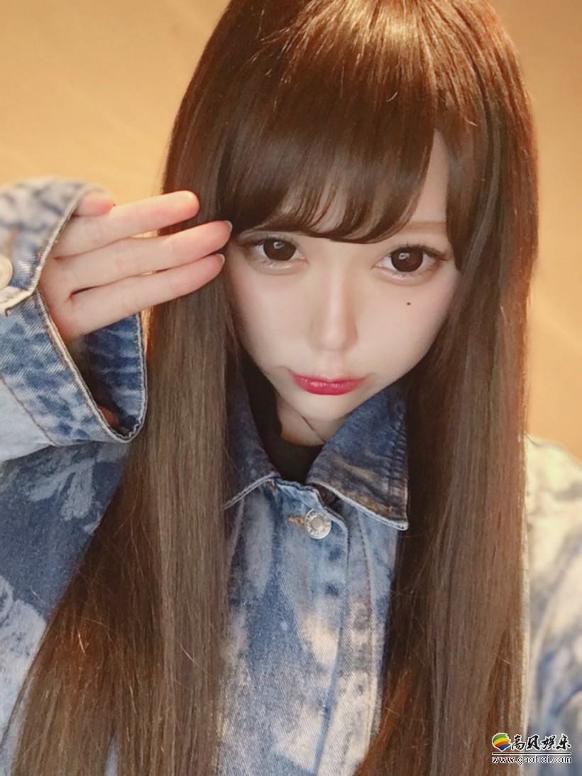 日本小姐姐推特上晒出自己整容前后的照片：引发网友们的热议和激烈转发