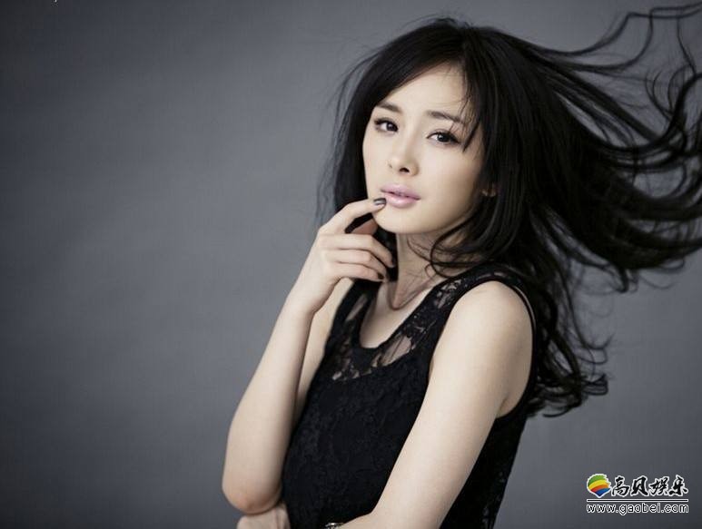 网上曝光一组杨幂拍摄写真的花絮照：照片中，杨幂身穿撞色宽松连衣裙