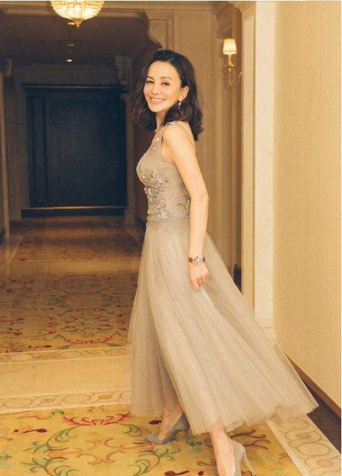 王琳写真照：47岁“雪姨”身穿吊带纱裙，颜值和身材依旧能打，很美了